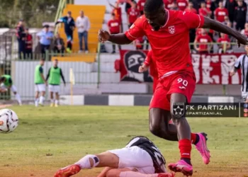 Rikthehet dhuna në Superiore, pjesëtari i stafit të Partizanit goditet me sende të forta në ndeshjen me Laçin 