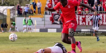 Rikthehet dhuna në Superiore, pjesëtari i stafit të Partizanit goditet me sende të forta në ndeshjen me Laçin 