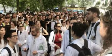 Largimi i studentëve të mjekësisë nga Shqipëria/ Kuvendi miraton ndryshimet në ligj