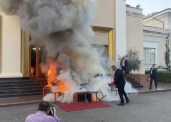 Pas burgosjes së Salianjit, PD bojkoton të gjitha komisionet/ Opozita kaos në Kuvend, djegin karriget 