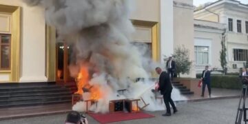 Pas burgosjes së Salianjit, PD bojkoton të gjitha komisionet/ Opozita kaos në Kuvend, djegin karriget