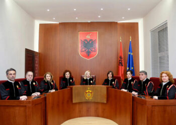 Ekskluzive / Mesazhet erotike që trazuan Kushtetuesen