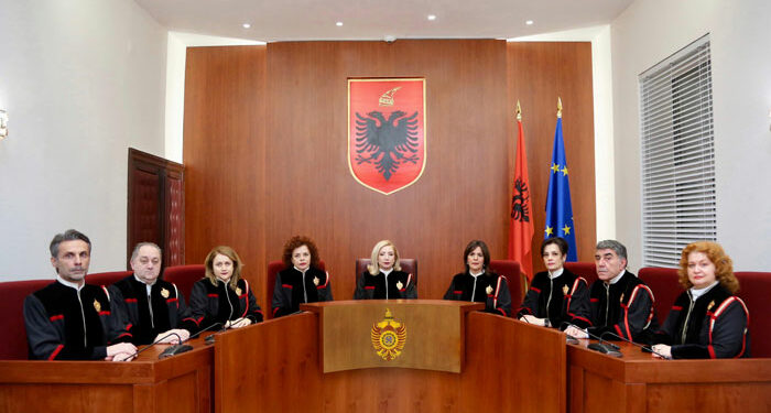 Ekskluzive / Mesazhet erotike që trazuan Kushtetuesen