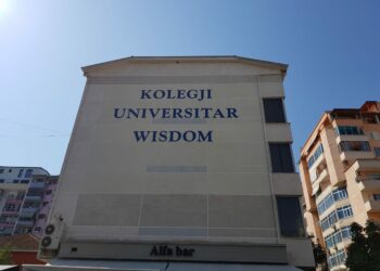 Skandali me shitjen e Diplomave False / Arrestohet Pronari dhe Administratori i Kolegjit Universitar WISDOM, skema nga Tirana në Itali. Zyrtari Shqiptar 2000 euro çantë Luis Viton, në dosje ish Ministri