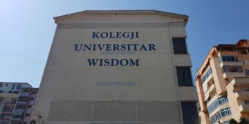 Skandali me shitjen e Diplomave False / Arrestohet Pronari dhe Administratori i Kolegjit Universitar WISDOM, skema nga Tirana në Itali. Zyrtari Shqiptar 2000 euro çantë Luis Viton, në dosje ish Ministri