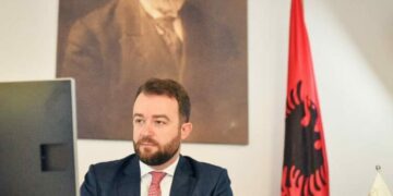 Prokuroria kërkon 2 vite burg për ish Sekretarin e Ministrisë së Financave Arlind Gjokutaj / Dënohet me kusht