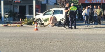 Aksident tragjik në Peqin/ Automjeti përplas për vdekje fëmijën në trotuar