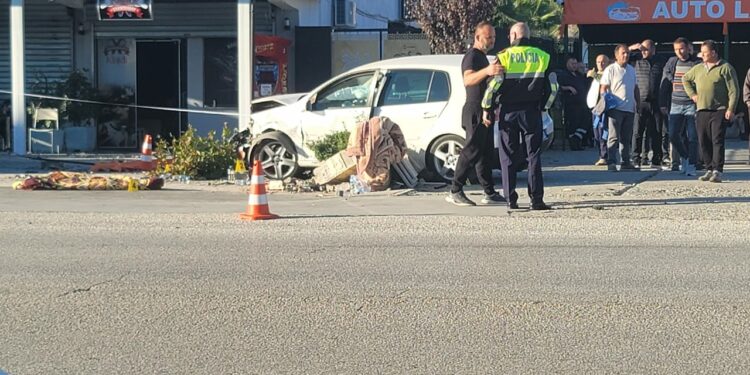 Aksident tragjik në Peqin/ Automjeti përplas për vdekje fëmijën në trotuar