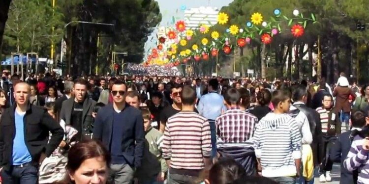 Në Shqipëri ka 343 mijë beqarë nga mosha 25-59 vjeç, cila gjini mbizotëron!