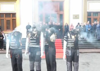 Vijon kaosi në Kuvend/ Deputetët e përjashtuar të PD-së përplasen me gardën, largojnë fjongon rozë dhe djegin 4 manekinë