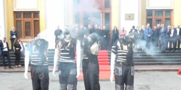 Vijon kaosi në Kuvend/ Deputetët e përjashtuar të PD-së përplasen me gardën, largojnë fjongon rozë dhe djegin 4 manekinë