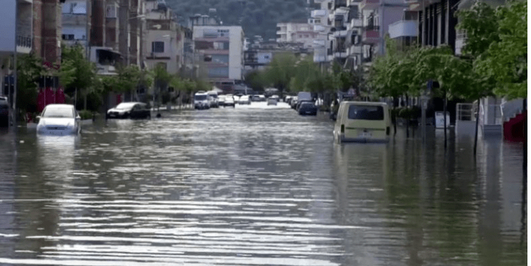 Vlora “pushtohet” nga uji, përmbytje masive, dëme në biznese e banesa / bashkia kërkon ushtrinë ❗️