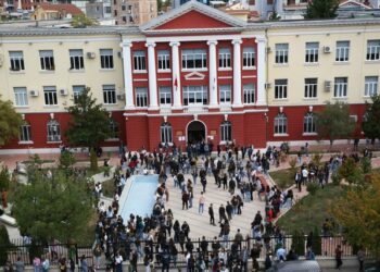 Nis viti i ri akademik, mbi 20 mijë studentë të regjistruar/ Kush janë degët më të kërkuara! 