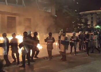 Përfundon protesta  e PD, përdoren molotov dhe tymuese/ Policia shpërndan turmat me gaz lotsjellës (FOTO)