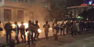 Përfundon protesta  e PD, përdoren molotov dhe tymuese/ Policia shpërndan turmat me gaz lotsjellës (FOTO)