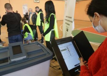KQZ letër partive politike: Votim elektronik vetëm në dy qarqe