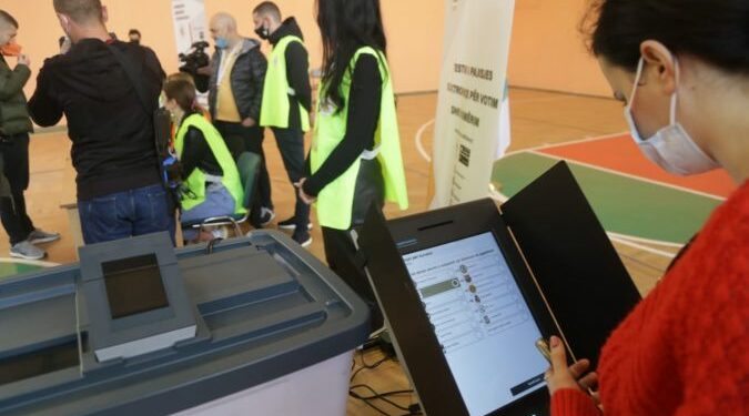 KQZ letër partive politike: Votim elektronik vetëm në dy qarqe