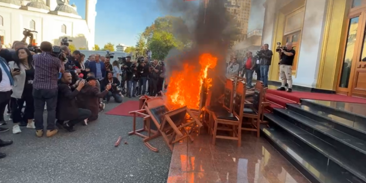 WebLajm zbardh faturat për 4 deputetët e PD / Lekët për Karriget e reja ose ju mbahen nga rroga me dy këste (Dokumenti)