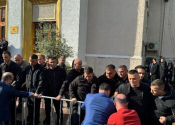 Sërish kaos në Kuvend! Deputetët e përjashtuar të PD përplasje me Gardën/ Policë dhe zjarrfikës në terren, vendi rrethohet me gardh metalik