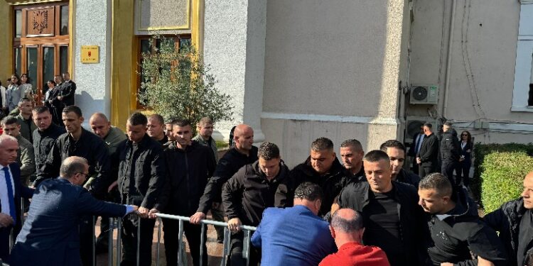 Sërish kaos në Kuvend! Deputetët e përjashtuar të PD përplasje me Gardën/ Policë dhe zjarrfikës në terren, vendi rrethohet me gardh metalik