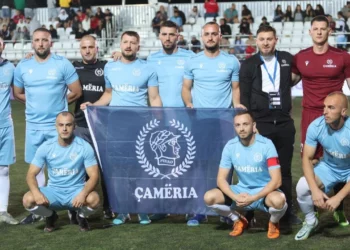 Ekipi shqiptar i futbollit amator “Çamëria” përjashtohet nga turneu në Kretë, autoritetet greke: Nuk e lejojmë këtë emër dhe logon e skuadrës