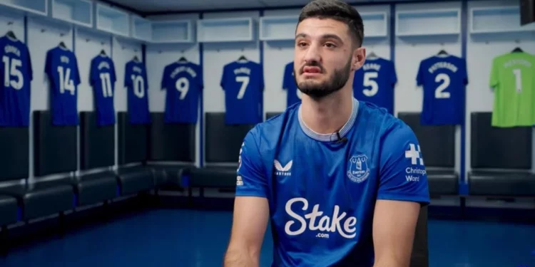 Trajneri i Evertonit përgatit kthimin e Armando Brojës: Duhet t’i bëjmë një program ndeshjesh