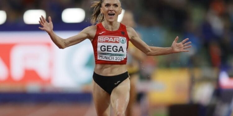 Maratona e Tiranës, Luiza Gega vendos rekord kombëtar/ Veliaj i dorëzon medaljen