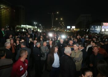 Protesta e opozitës, kaos në disa nga akset kryesore / Policia apel: Burg nëse… 