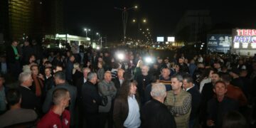 Protesta e opozitës, kaos në disa nga akset kryesore / Policia apel: Burg nëse… 