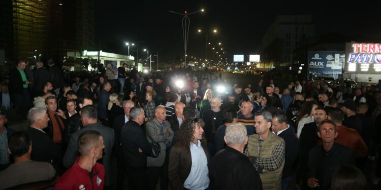 Protesta e opozitës, kaos në disa nga akset kryesore / Policia apel: Burg nëse… 