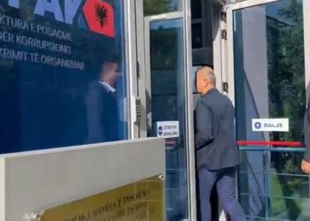 2 të vdekur dhe 7 të plagosur në magazinën e tij, deputeti Bujar Çela paraqitet në SPAK, hetohet për… / Pamjet