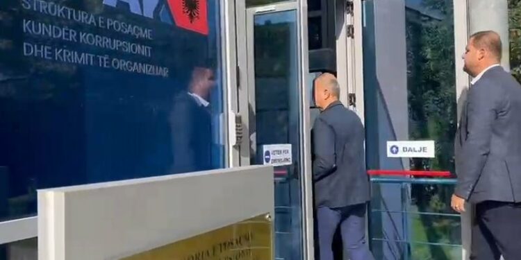 2 të vdekur dhe 7 të plagosur në magazinën e tij, deputeti Bujar Çela paraqitet në SPAK, hetohet për… / Pamjet