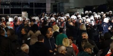 Bllokuan akset rrugore gjatë protestës së djeshme, kallëzohen në SPAK 16 deputetë të opozitës dhe Kryetari i Bashkisë Kavajë