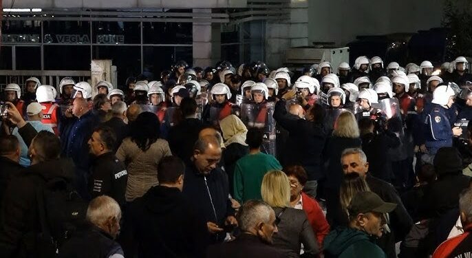 Bllokuan akset rrugore gjatë protestës së djeshme, kallëzohen në SPAK 16 deputetë të opozitës dhe Kryetari i Bashkisë Kavajë