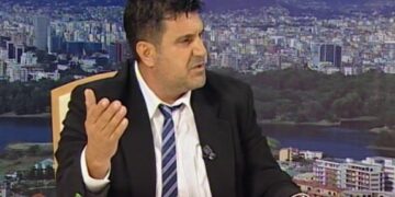 Aksidenti me pasoja në Lushnjë, viktima avokat Koçiu /  Kreu i Dhomës, Maks Haxhia: Ndohemi pranë familjes…
