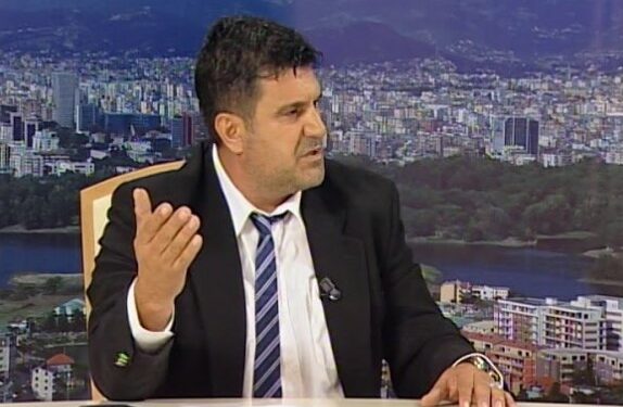 Aksidenti me pasoja në Lushnjë, viktima avokat Koçiu /  Kreu i Dhomës, Maks Haxhia: Ndohemi pranë familjes…