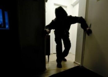 Ekskluzive / Belsh, me uniformë policie 4 grabitësa marrin paratë,  lidhin dhe dhunojnë të moshuarin ❗️