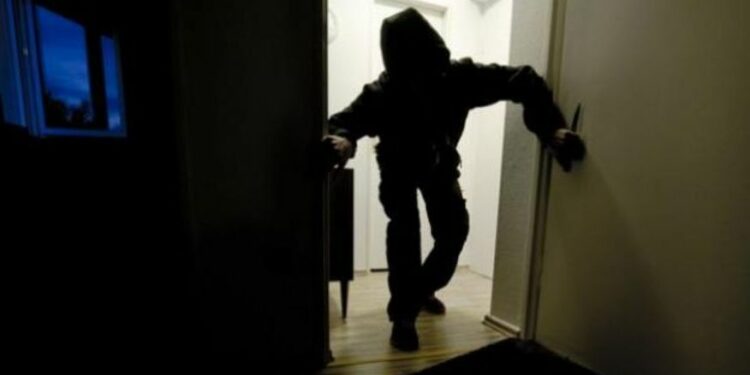 Ekskluzive / Belsh, me uniformë policie 4 grabitësa marrin paratë,  lidhin dhe dhunojnë të moshuarin ❗️