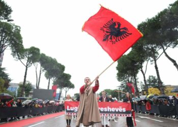 Më 28 nëntor mbahet në Tiranë parada kuqezi, Veliaj thirrje shqiptarëve: Eja festojmë në zemër të qytetit me …..