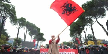 Më 28 nëntor mbahet në Tiranë parada kuqezi, Veliaj thirrje shqiptarëve: Eja festojmë në zemër të qytetit me …..