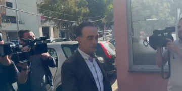 Nën akuzë për fshehje pasurie, deputeti Luan Baçi merret në pyetje nga SPAK