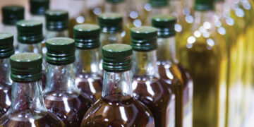 Çmimi i vajit të ullirit arrin rekord, shkon deri në 1,100 lekë/litër