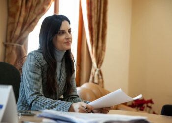 Publikohen shifrat/ Kryebashkiakja e Durrësit rrit rrogën e saj 2.9 mln lekë, asnjë rritje për shoferët e sanitarët