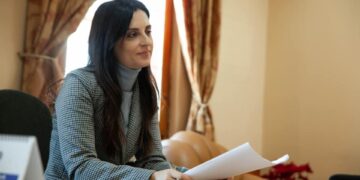 Publikohen shifrat/ Kryebashkiakja e Durrësit rrit rrogën e saj 2.9 mln lekë, asnjë rritje për shoferët e sanitarët