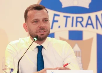 Një pikë larg vendit të fundit, Tirana shkarkon Bledi Shkëmbin nga stoli bardheblu