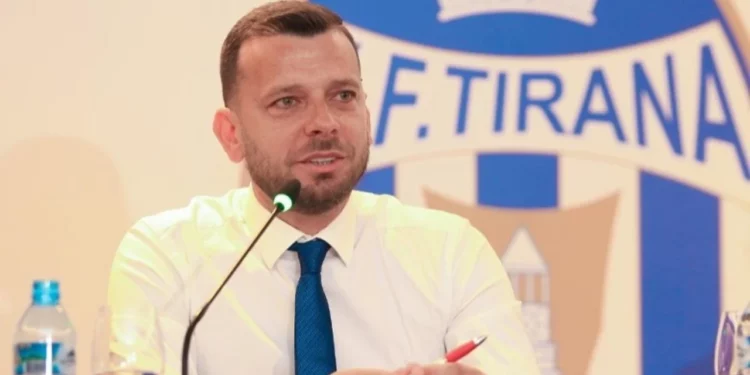 Një pikë larg vendit të fundit, Tirana shkarkon Bledi Shkëmbin nga stoli bardheblu