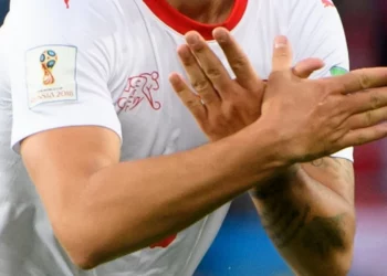 Bënë simbolin e shqiponjës me duar, Serbia dëbon dy zviceranët: Provokim nacionalist