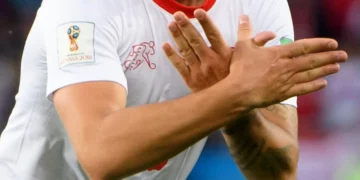 Bënë simbolin e shqiponjës me duar, Serbia dëbon dy zviceranët: Provokim nacionalist