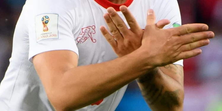 Bënë simbolin e shqiponjës me duar, Serbia dëbon dy zviceranët: Provokim nacionalist