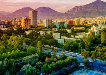 Raporti i vjeshtës nga Komisioni Europian: Ekonomia shqiptare do të ngadalësohet në 2025 nga pasojat e emigracionit, më pak dhe turistë